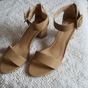 Beige White Mountain Sandals Sz 9